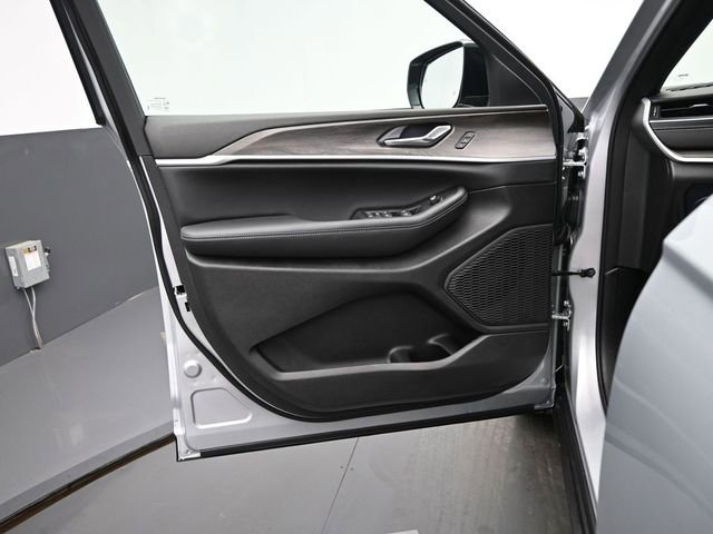 New 2025 Jeep Grand Cherokee L Limited w/ Black Appearance Package image 12