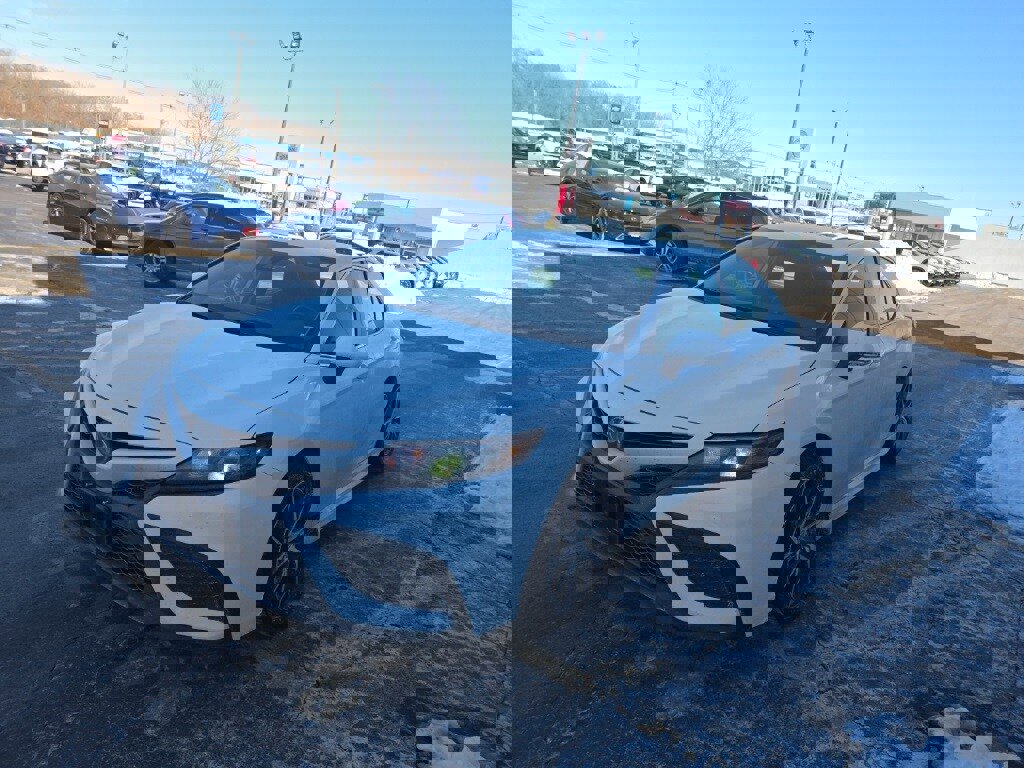Used 2024 Toyota Camry SE image 9