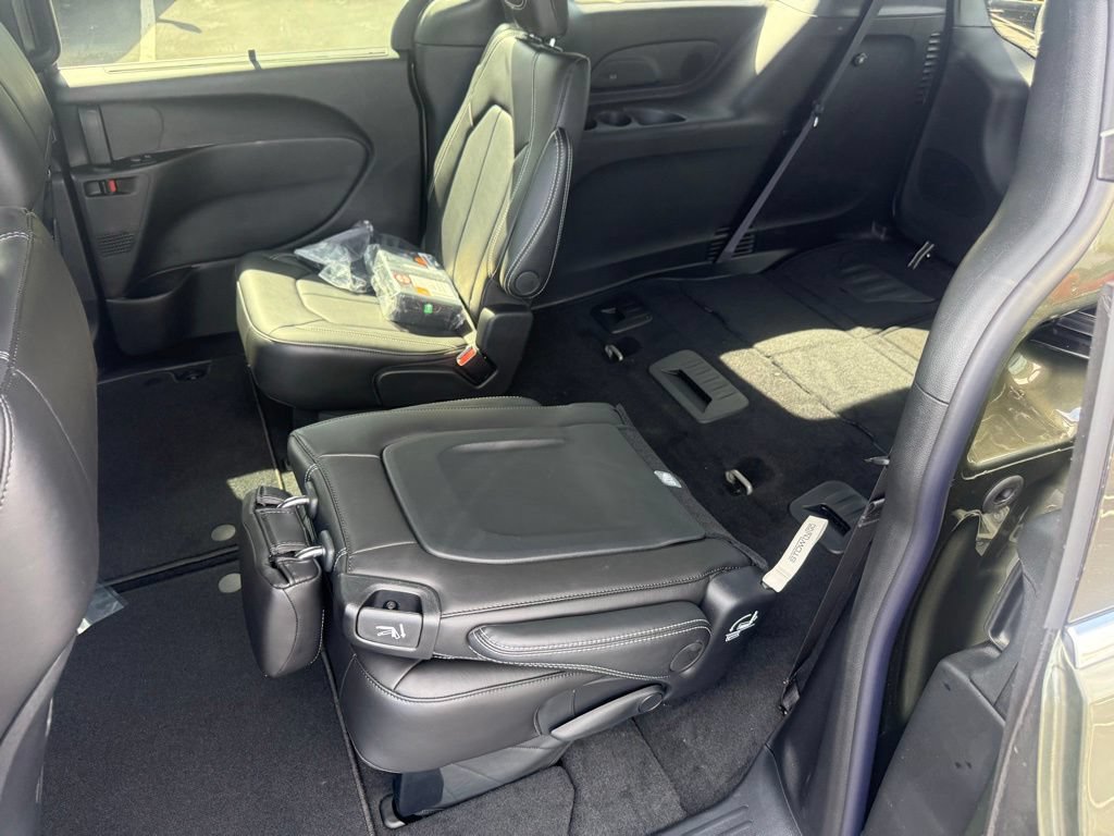 New 2027 Chrysler Pacifica Select FWD image 37
