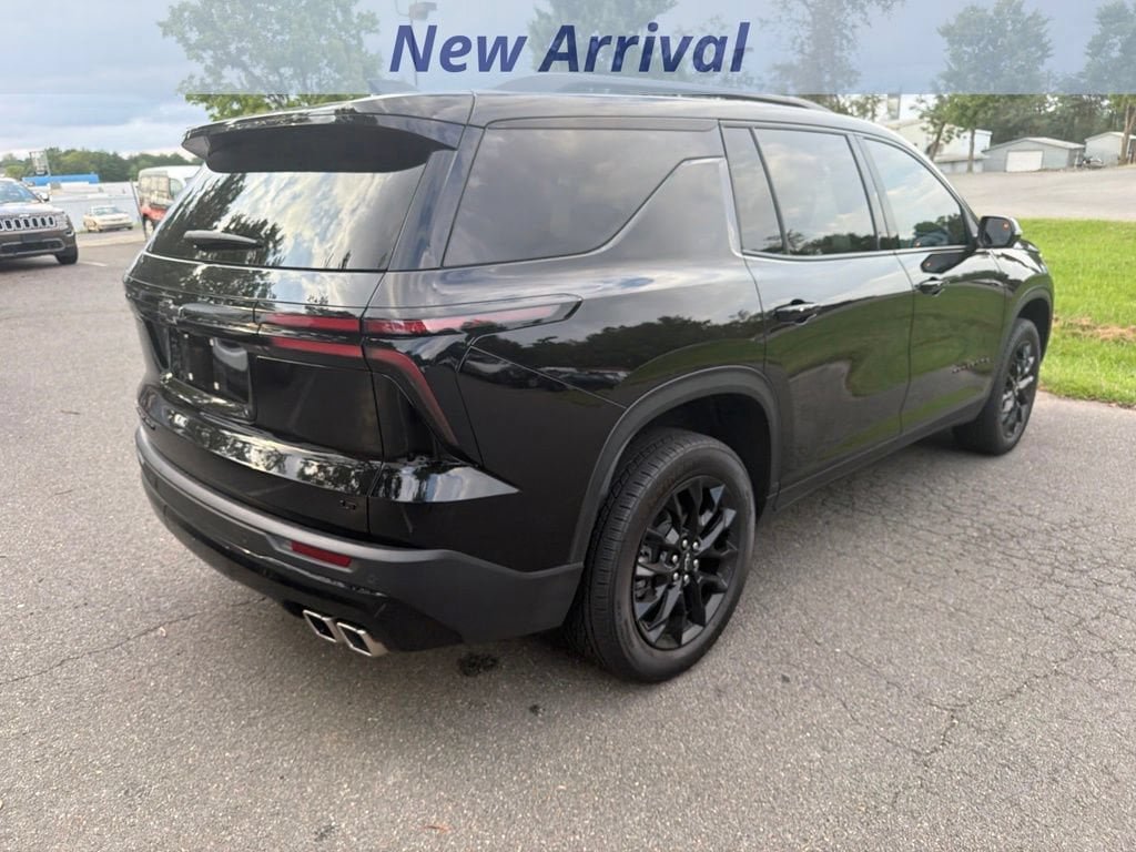 Used 2024 Chevrolet Traverse LT w/ Midnight/Sport Edition AWD/4WD image 8