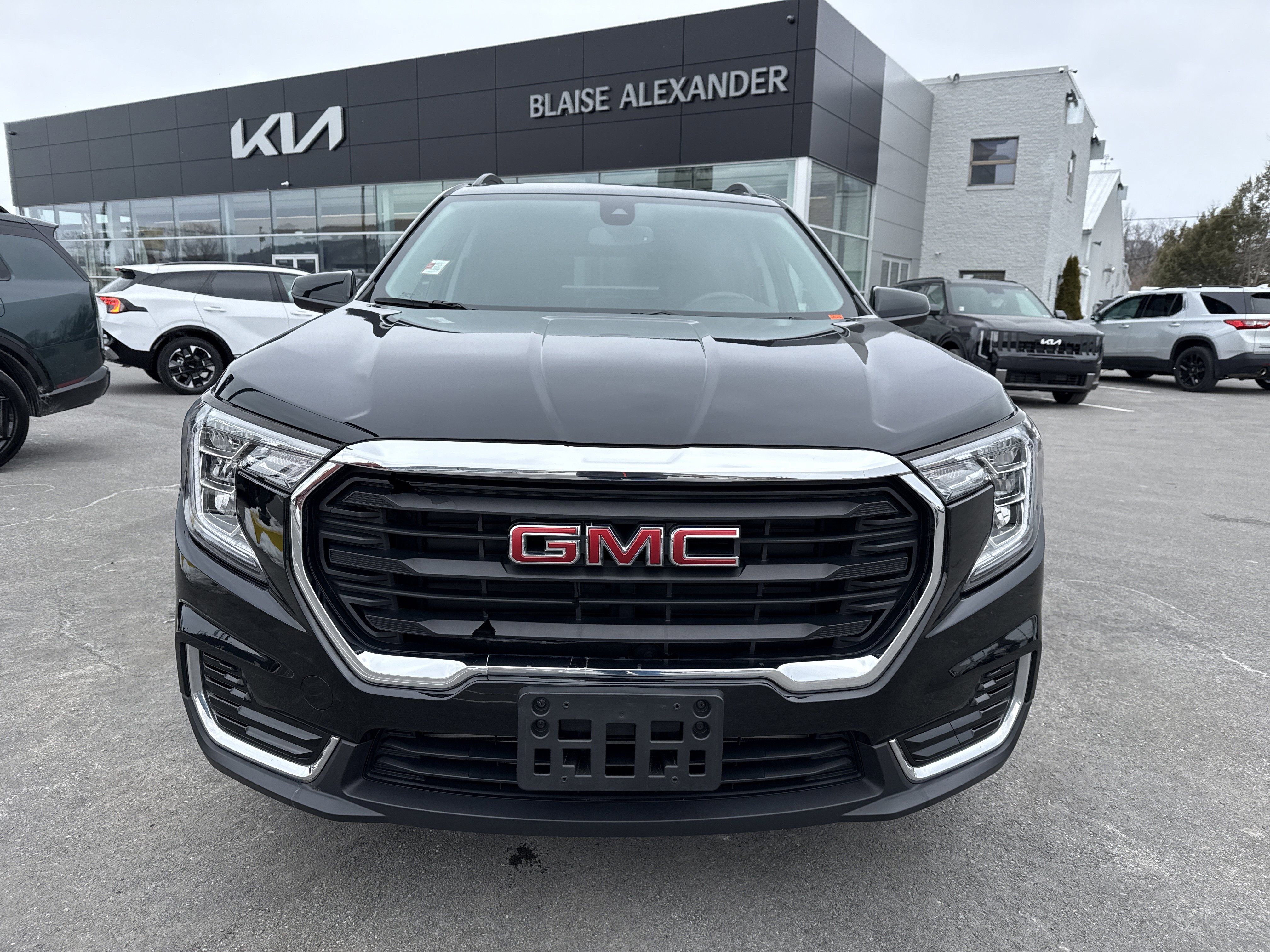 Used 2024 GMC Terrain SLE w/ Driver Convenience Package image 9