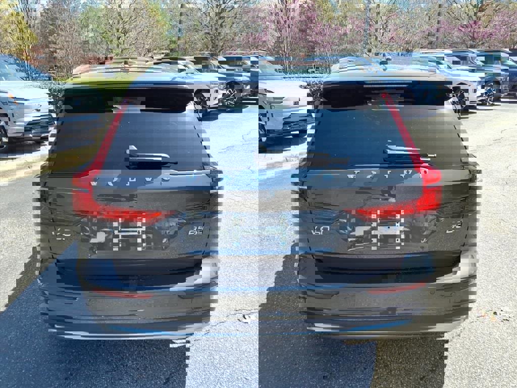 Certified 2025 Volvo V60 B5 Cross Country Plus image 4