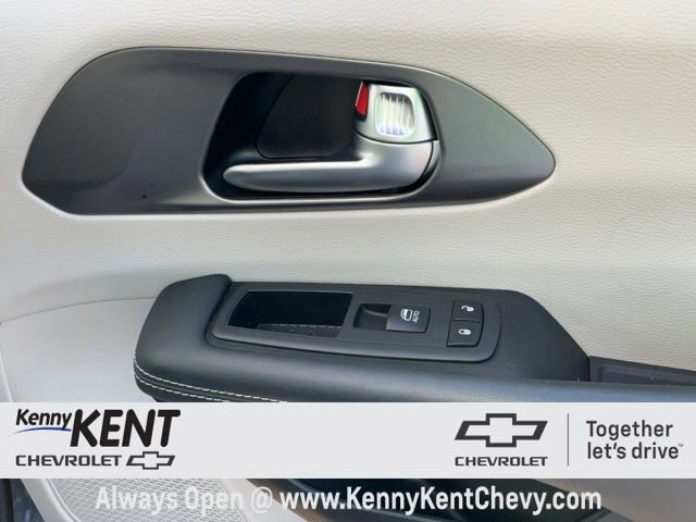 Used 2023 Chrysler Pacifica Touring-L image 17