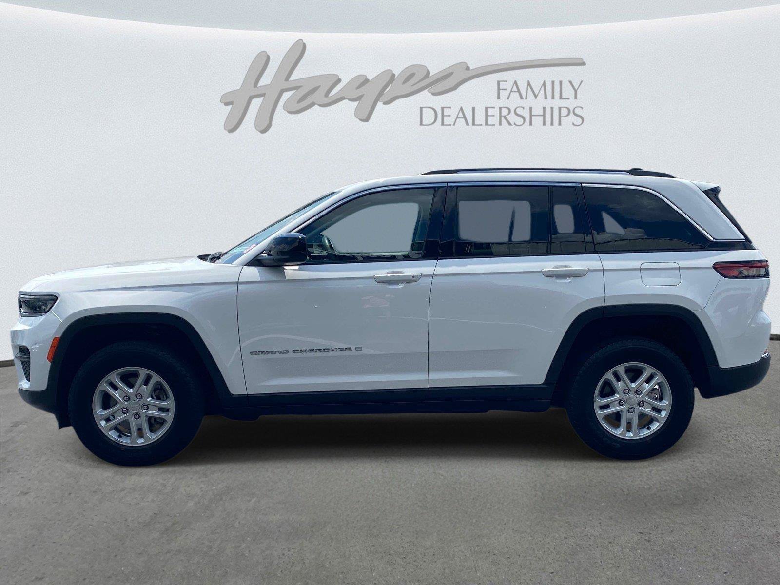 Used 2023 Jeep Grand Cherokee Laredo AWD/4WD image 9