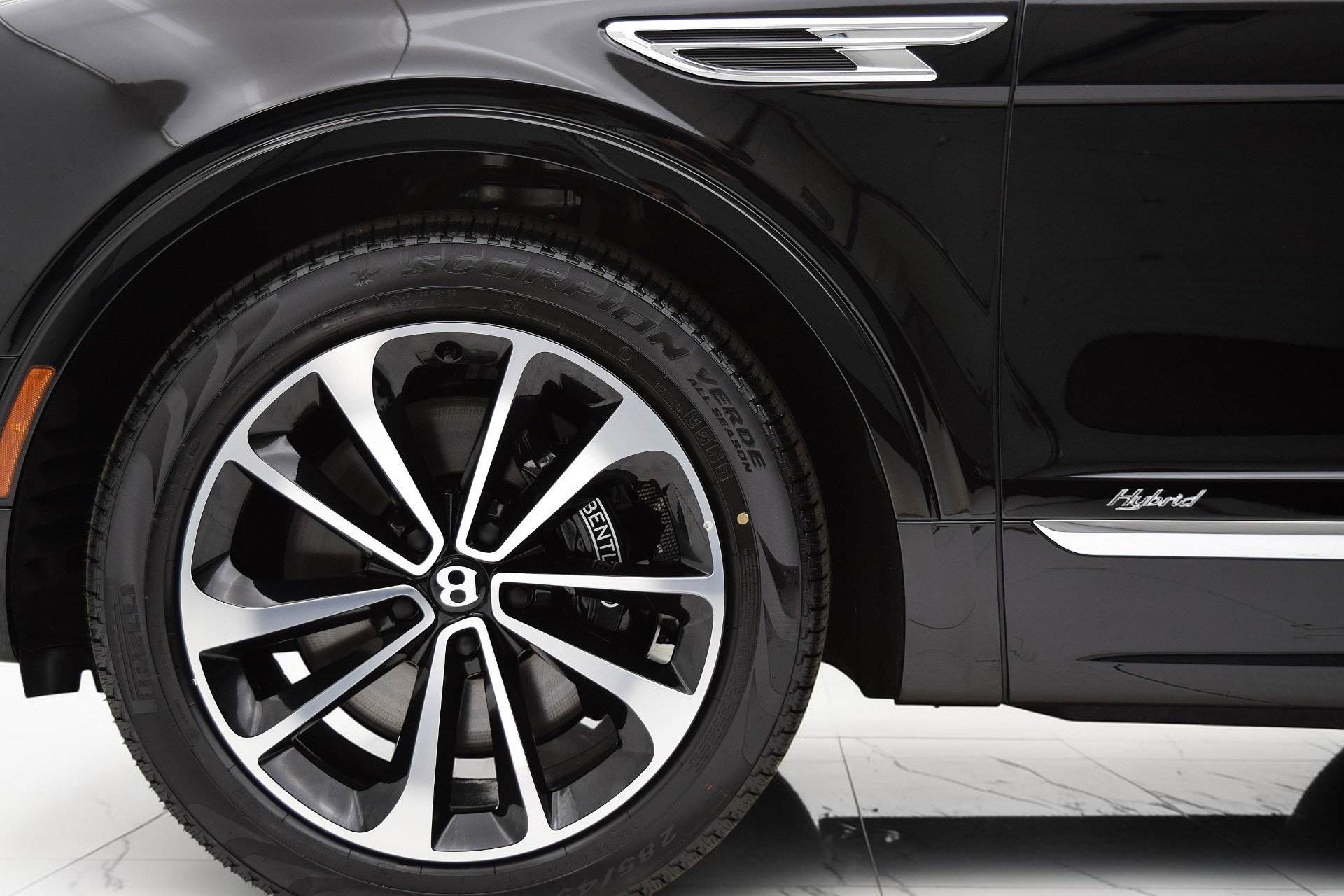 Certified 2021 Bentley Bentayga Plug-In Hybrid AWD/4WD image 38