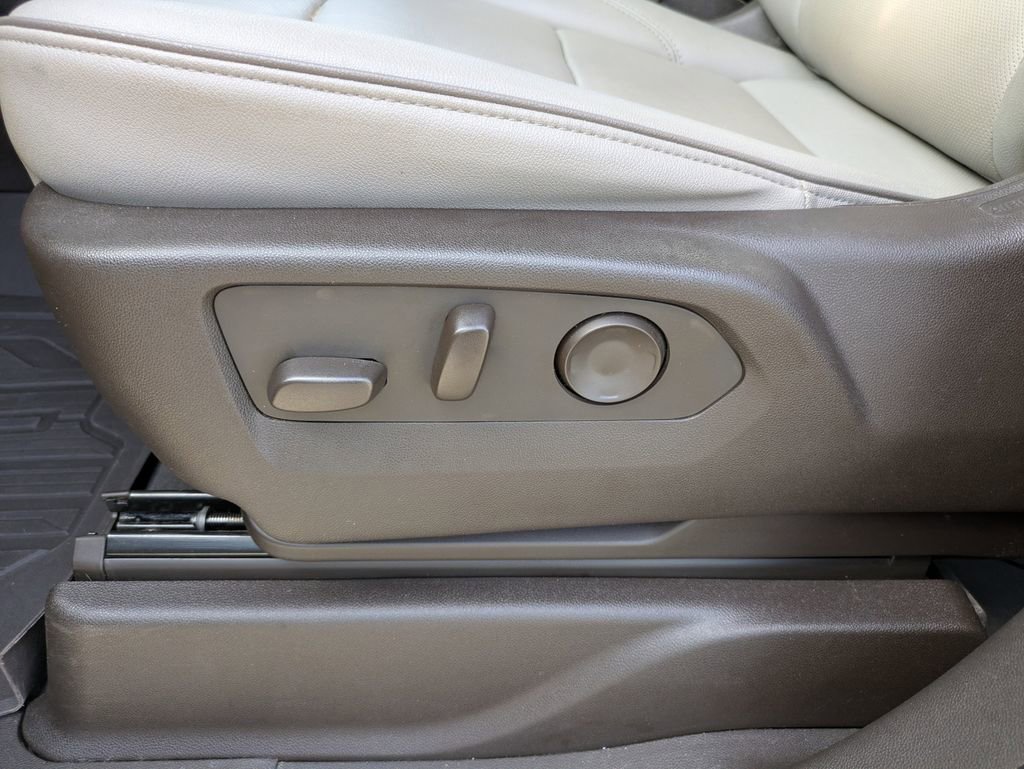 Used 2023 GMC Yukon XL SLT w/ SLT Premium Package image 8