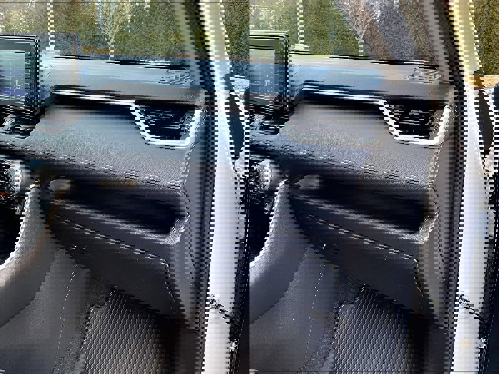 Used 2021 Toyota RAV4 XLE image 13