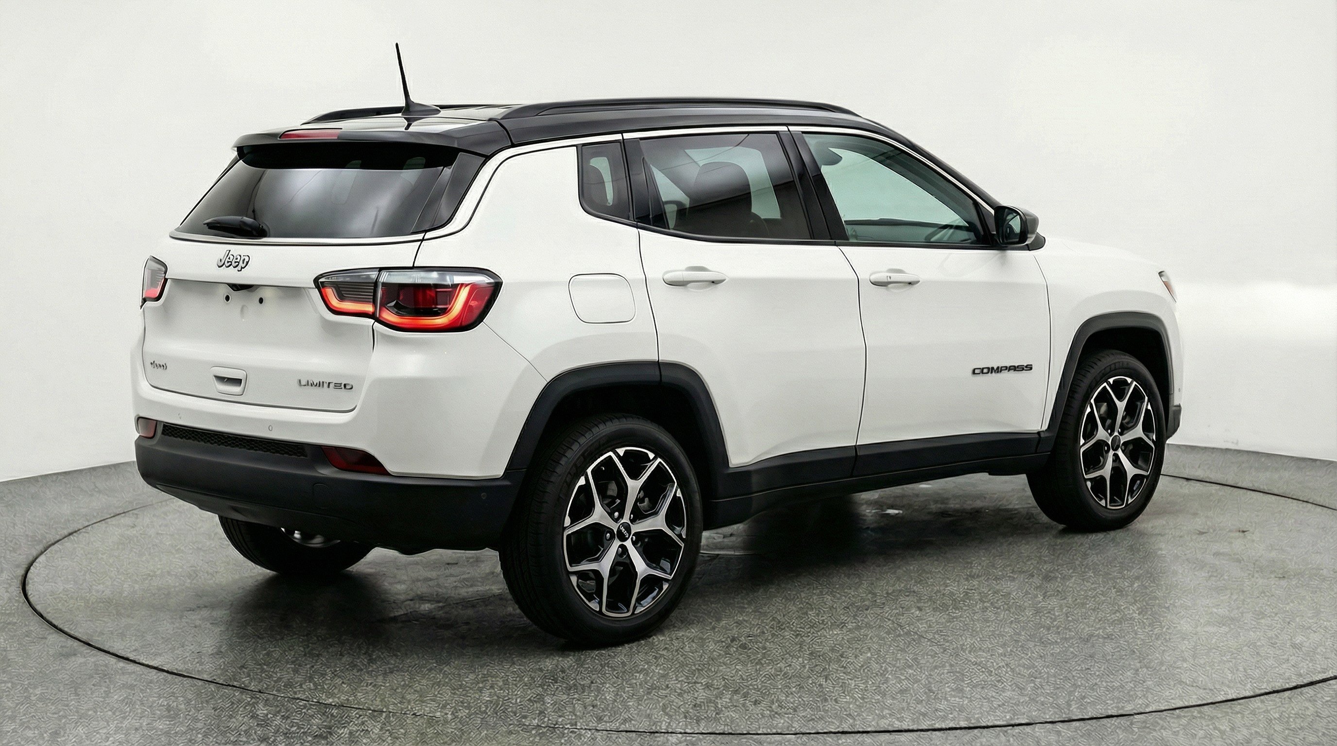Used 2025 Jeep Compass Limited image 9