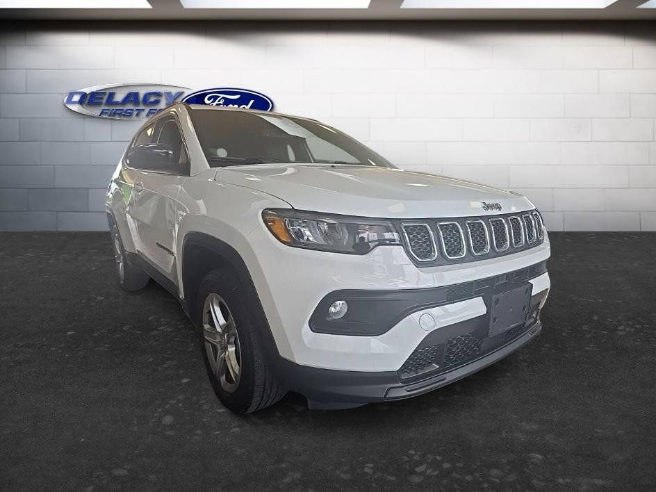 Used 2023 Jeep Compass Latitude w/ Convenience Group AWD/4WD image 9