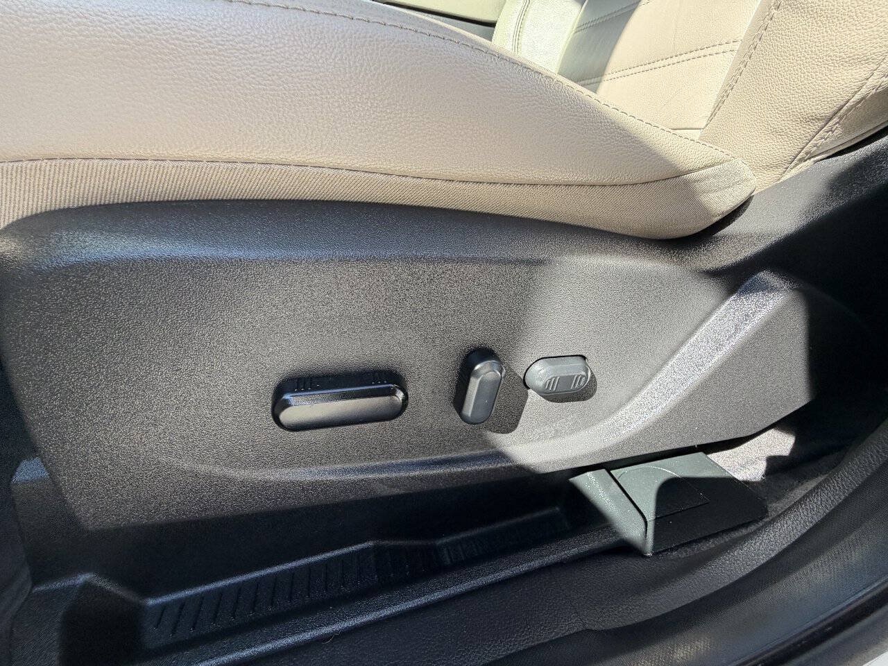 Used 2019 Ford Escape Titanium AWD/4WD image 15