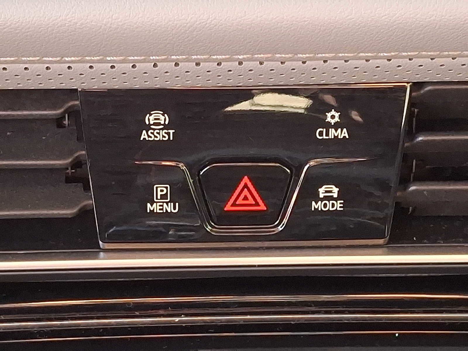 Used 2025 Volkswagen Atlas Peak Edition SE AWD/4WD image 25