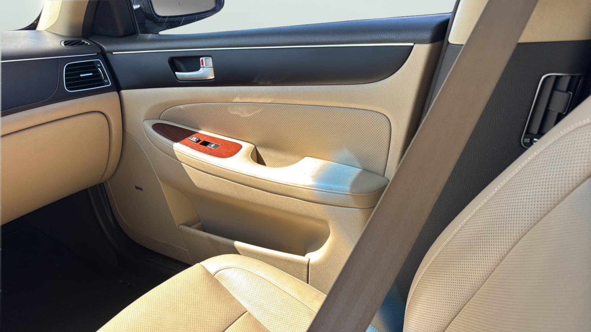 Used 2012 Hyundai Genesis 3.8 w/ Premium Pkg RWD image 17