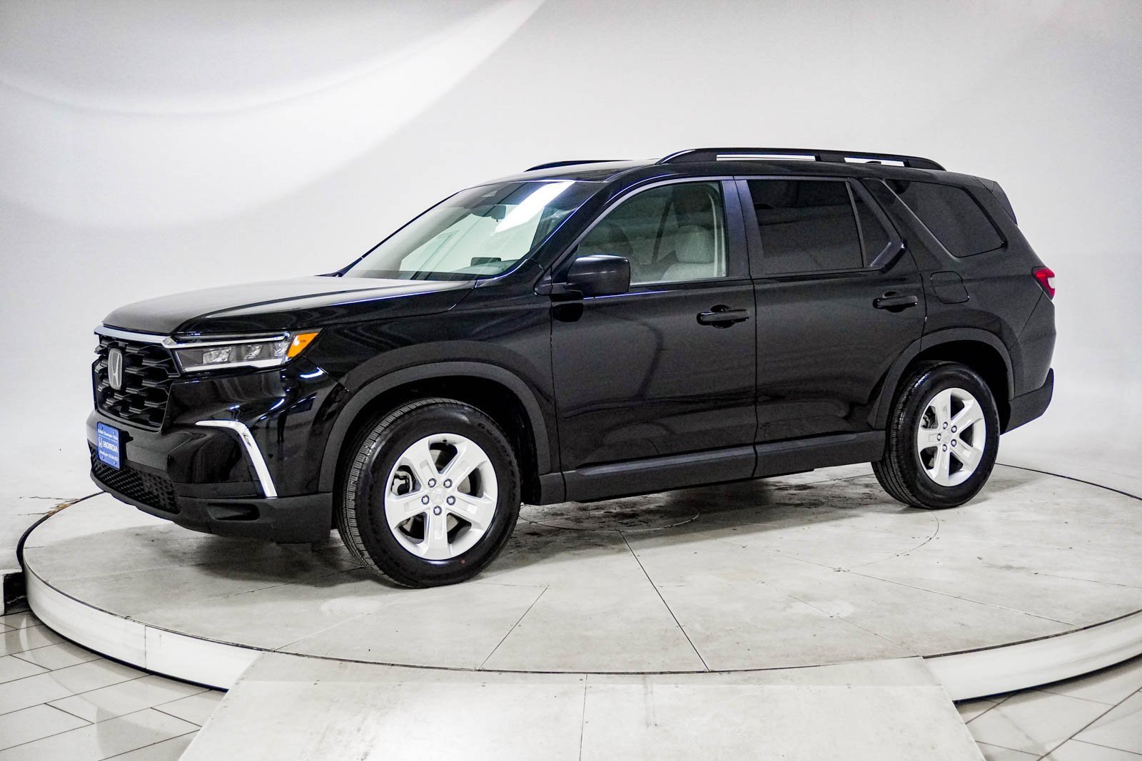 Used 2023 Honda Pilot LX image 4