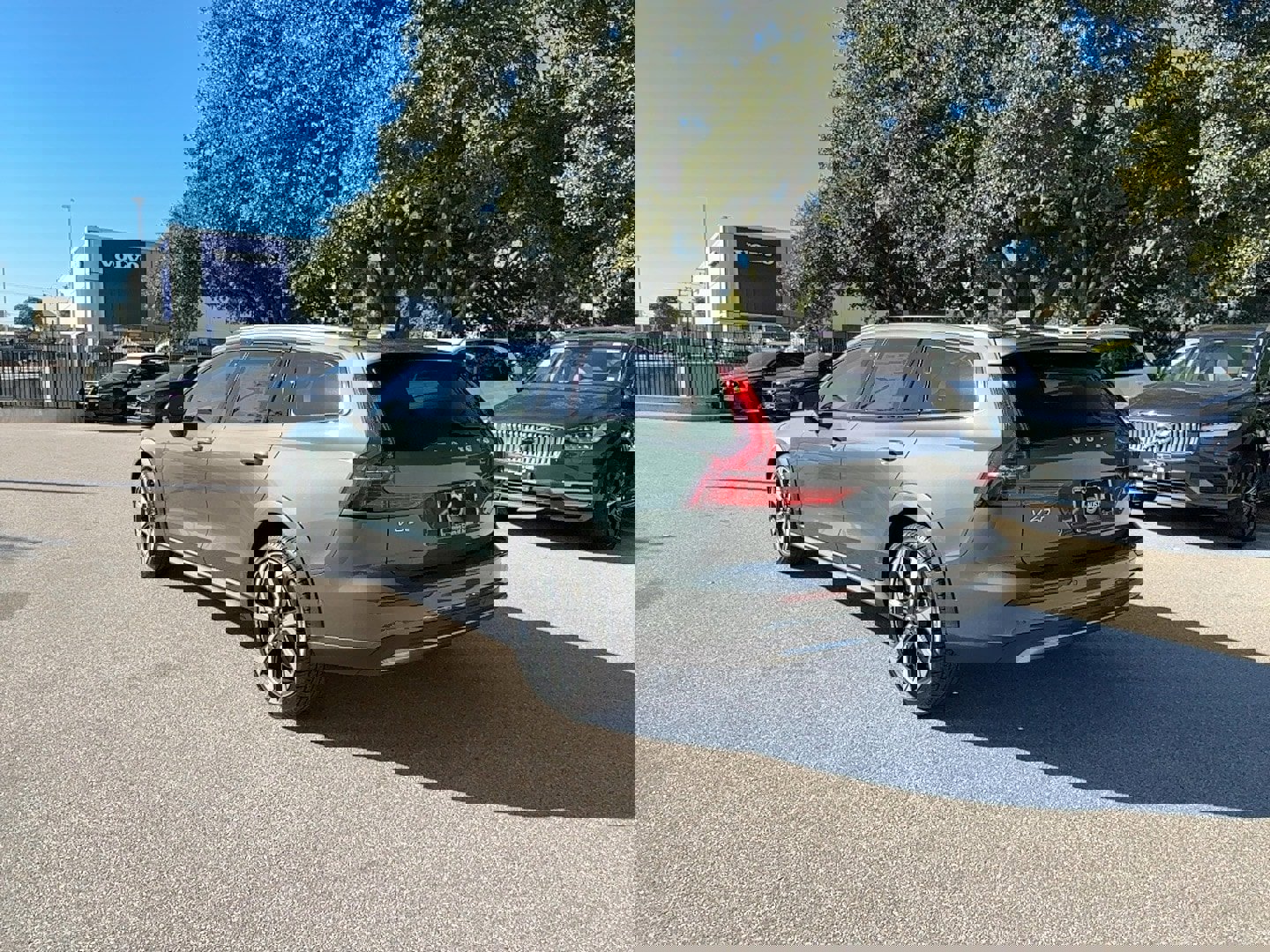 New 2026 Volvo V60 B5 Cross Country Plus w/ Climate Package image 5