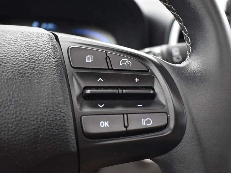 Used 2025 Hyundai Venue SEL image 24