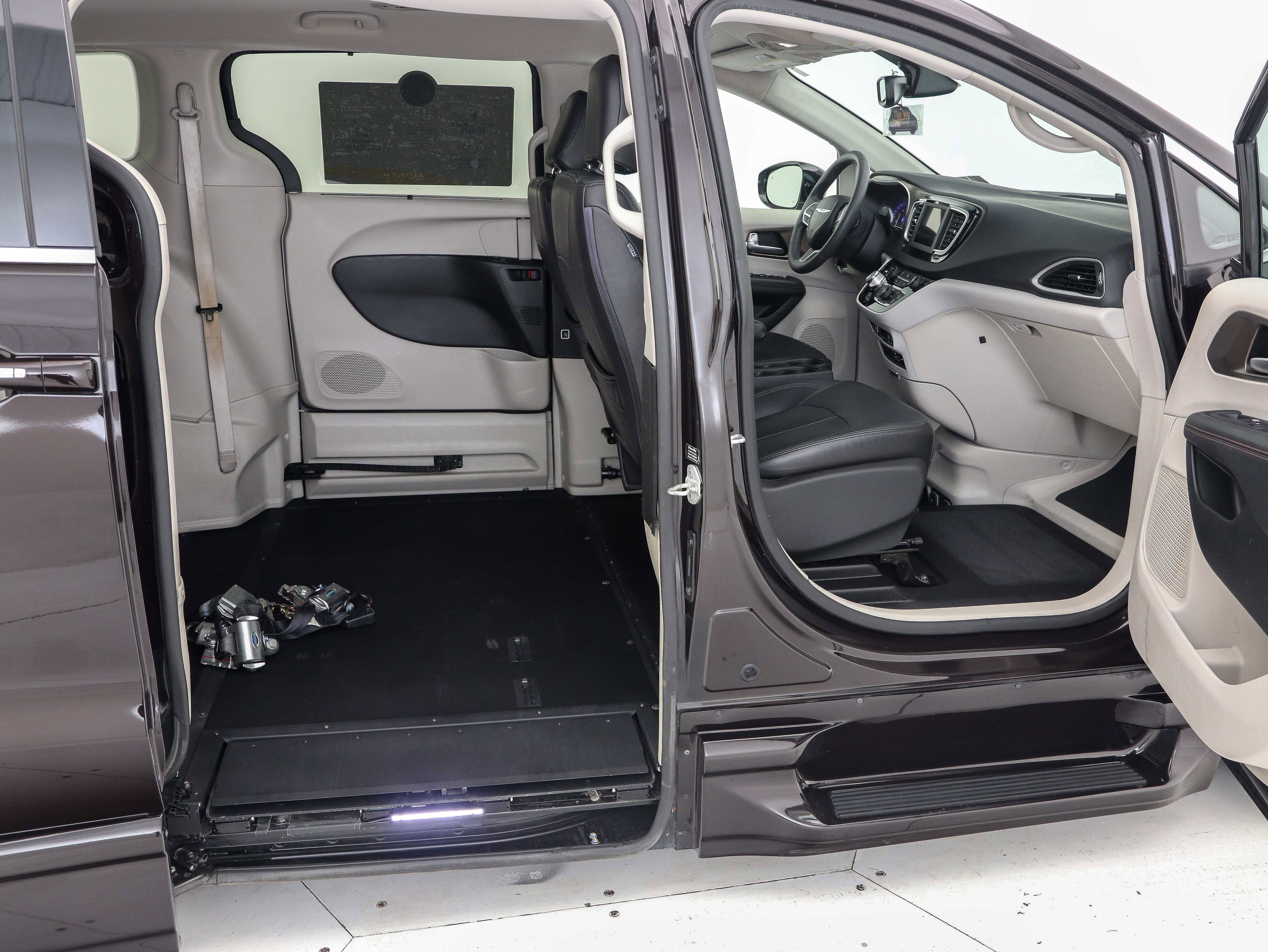 Used 2018 Chrysler Pacifica Touring Plus image 14