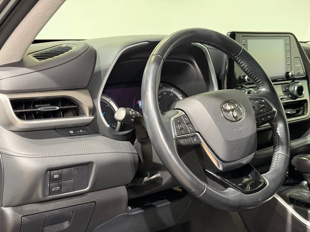 Used 2021 Toyota Highlander XLE AWD/4WD image 17