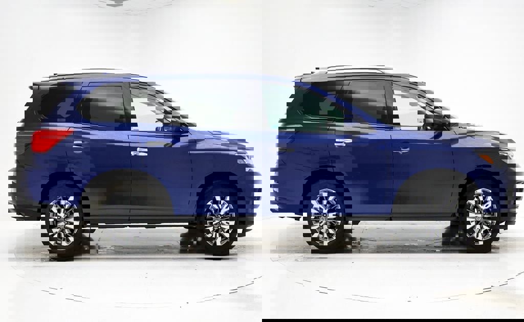 Used 2020 Nissan Pathfinder SV image 2