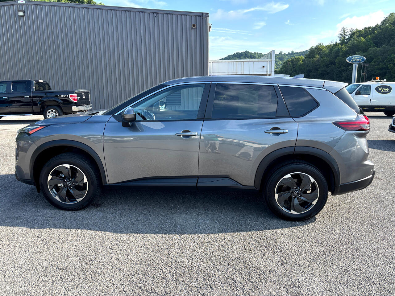 Used 2024 Nissan Rogue SV image 2