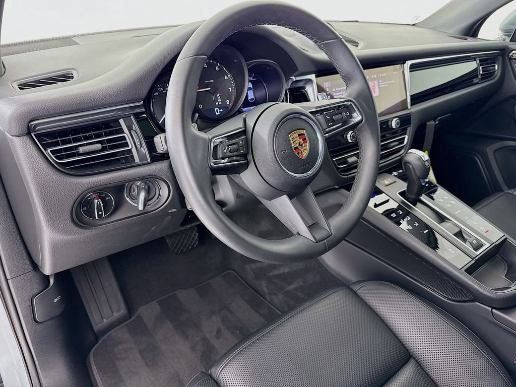 Certified 2025 Porsche Macan AWD/4WD image 4