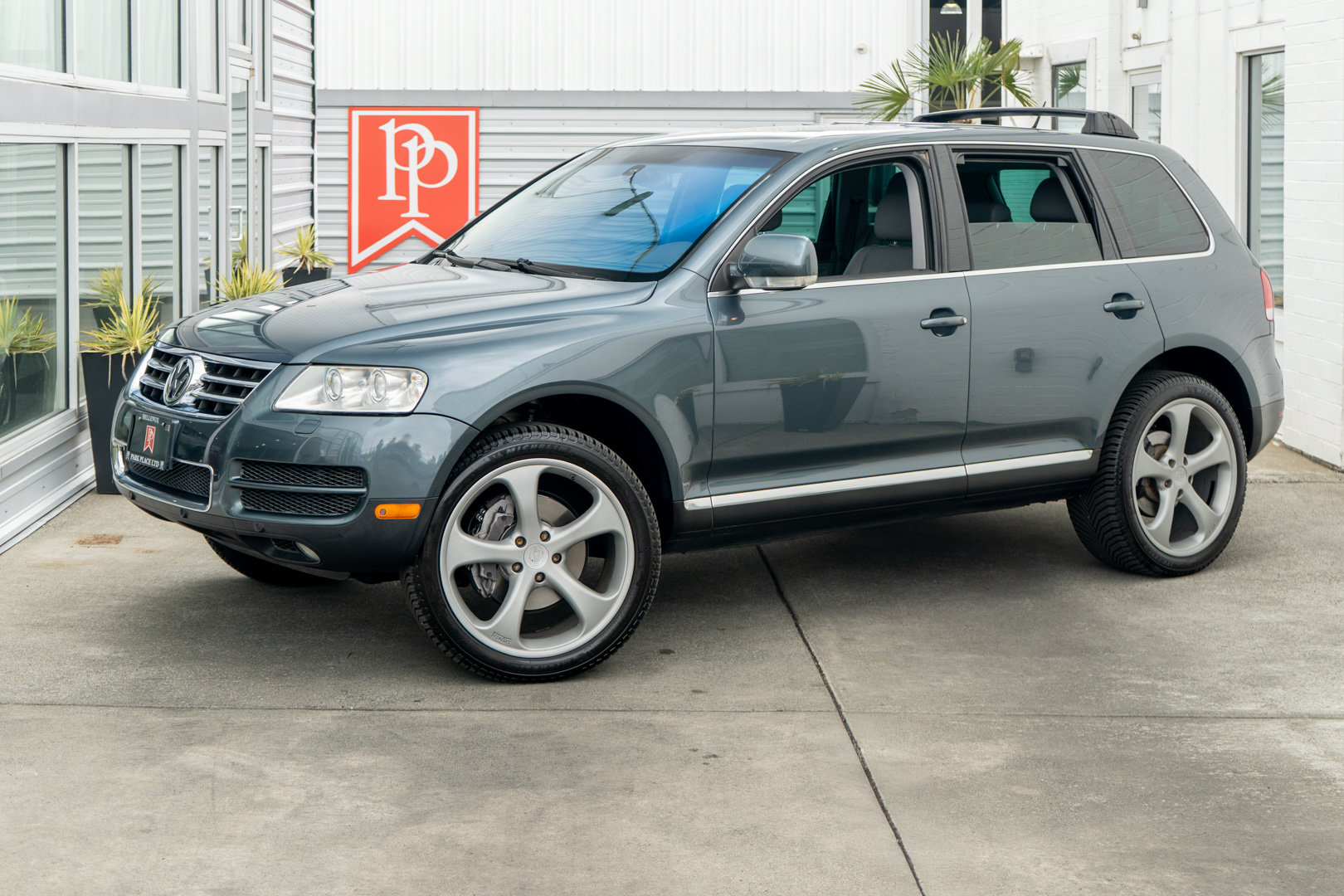 Used 2006 Volkswagen Touareg V10 TDI AWD/4WD image 2