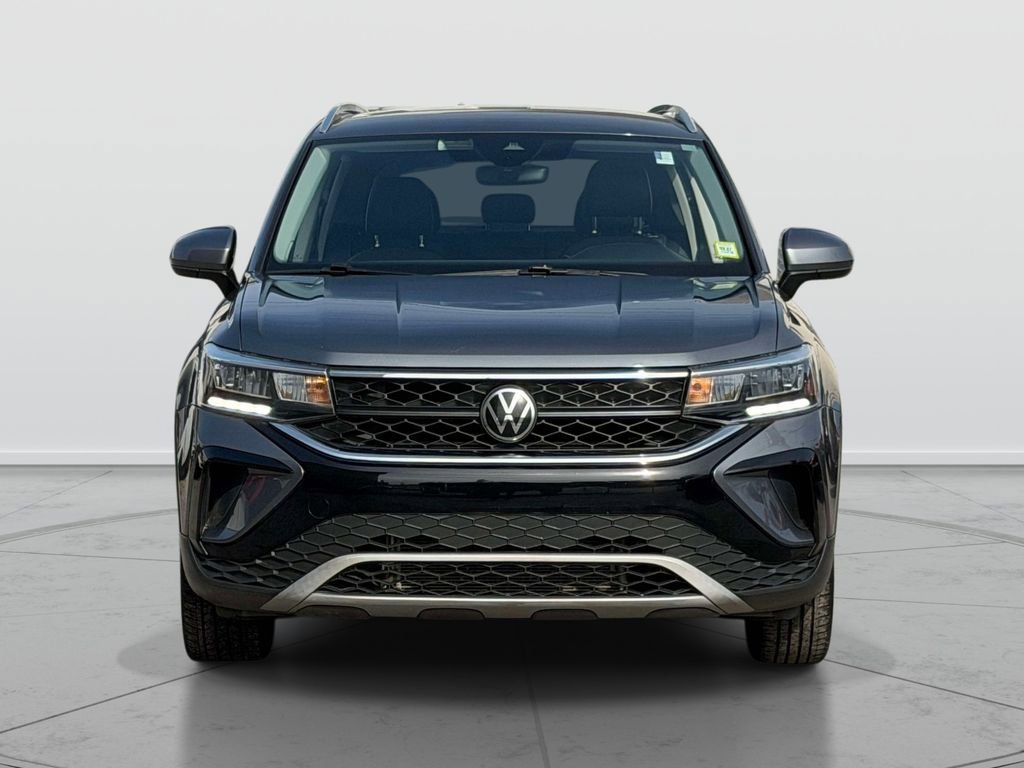 Used 2023 Volkswagen Taos SE FWD image 2
