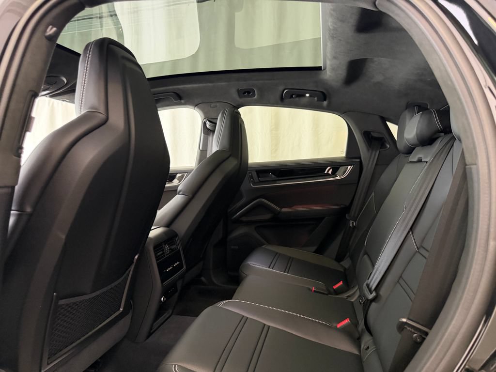 Certified 2025 Porsche Cayenne Turbo AWD/4WD image 24