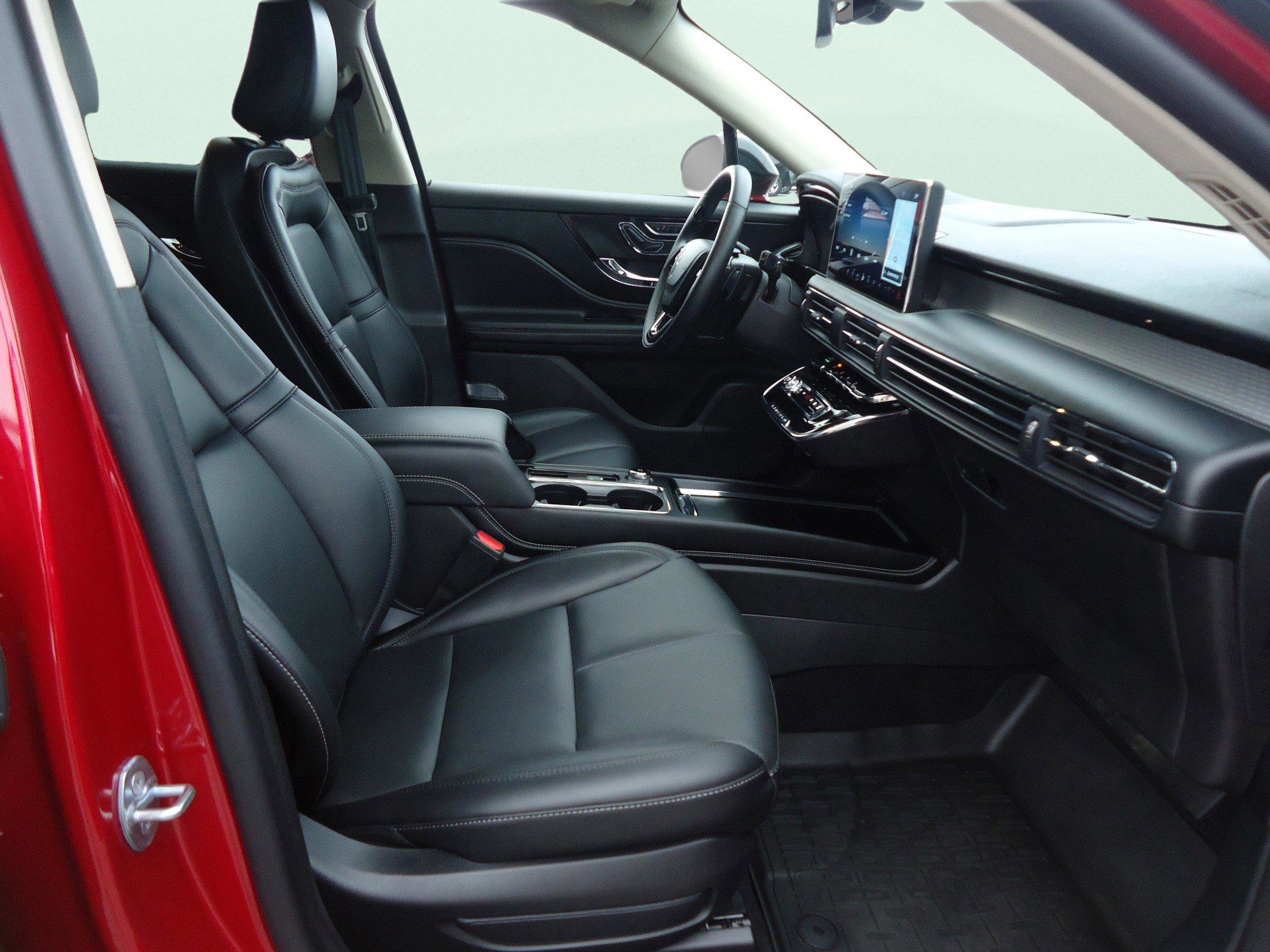 Used 2025 Lincoln Corsair AWD w/ Equipment Group 101A image 11