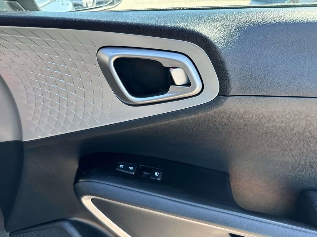 Used 2023 Kia Soul LX w/ LX Technology Package image 18