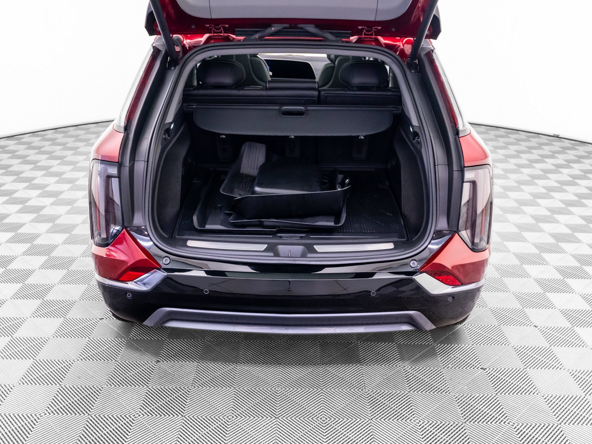 Certified 2025 Cadillac Optiq Sport 2 w/ LPO, Floor Liner Package AWD/4WD image 35