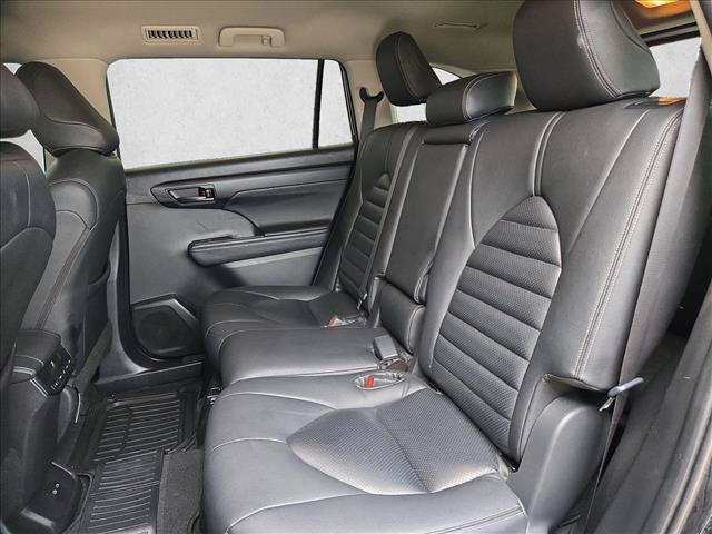 Used 2024 Toyota Highlander LE FWD image 16