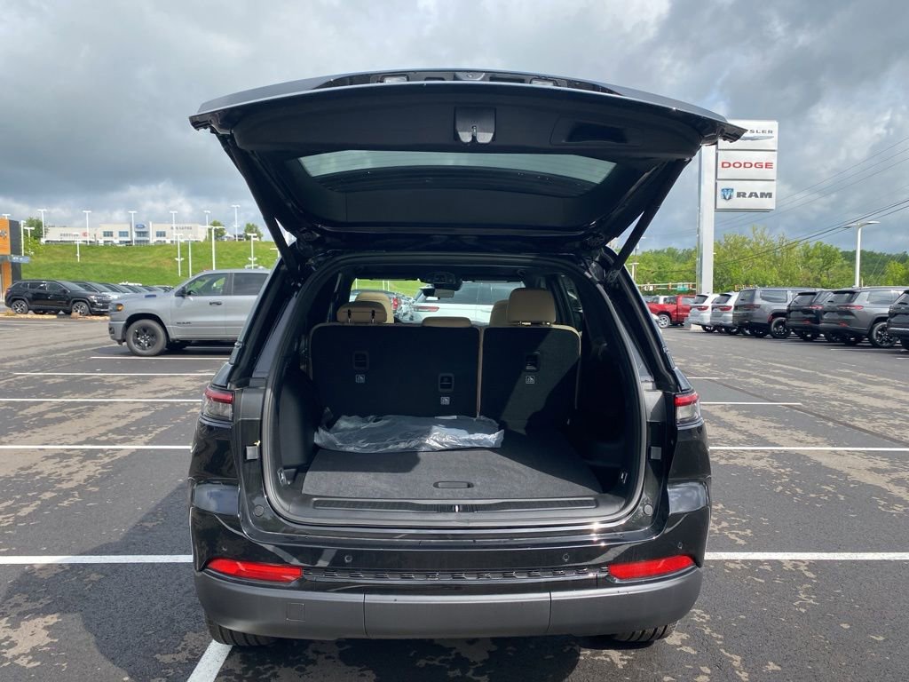 New 2025 Jeep Grand Cherokee Limited w/ Black Appearance Package image 15