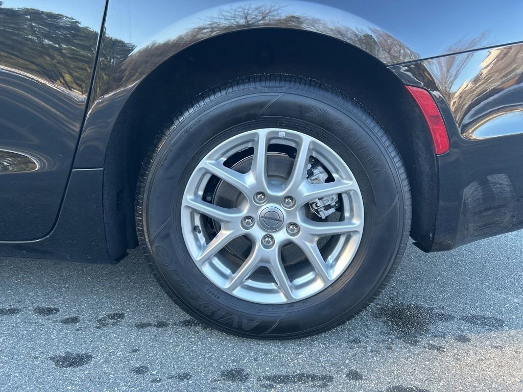 Used 2024 Chrysler Pacifica Touring-L image 7