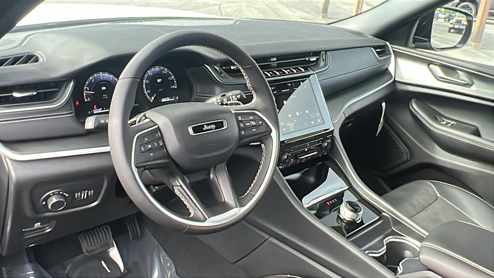 New 2025 Jeep Grand Cherokee Altitude image 14