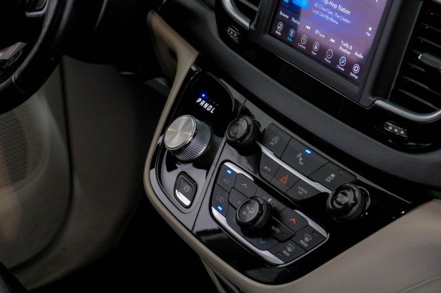 Used 2019 Chrysler Pacifica Touring-L FWD image 24