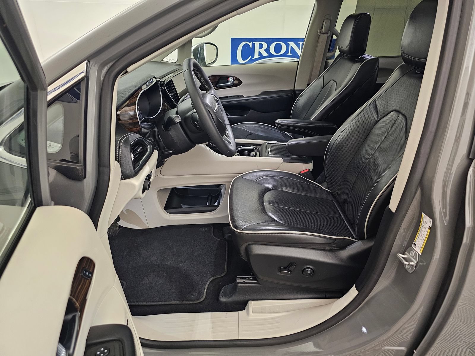 Used 2022 Chrysler Pacifica Limited AWD/4WD image 4