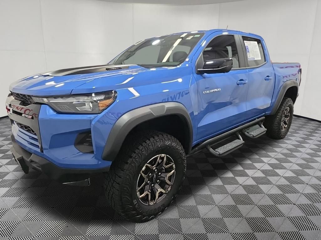 Used 2025 Chevrolet Colorado ZR2 w/ Technology Package AWD/4WD image 3
