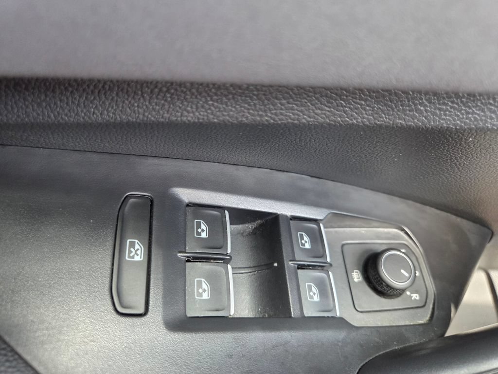 Used 2025 Volkswagen Jetta SE FWD image 17