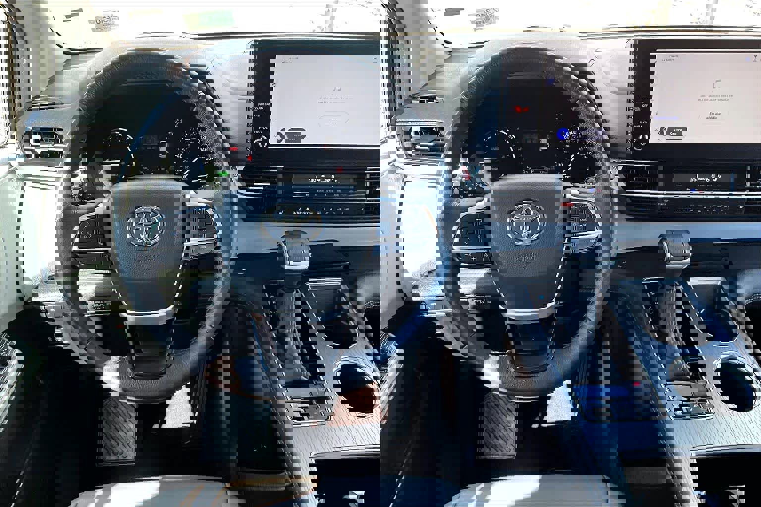 Certified 2025 Toyota Sienna XLE image 6