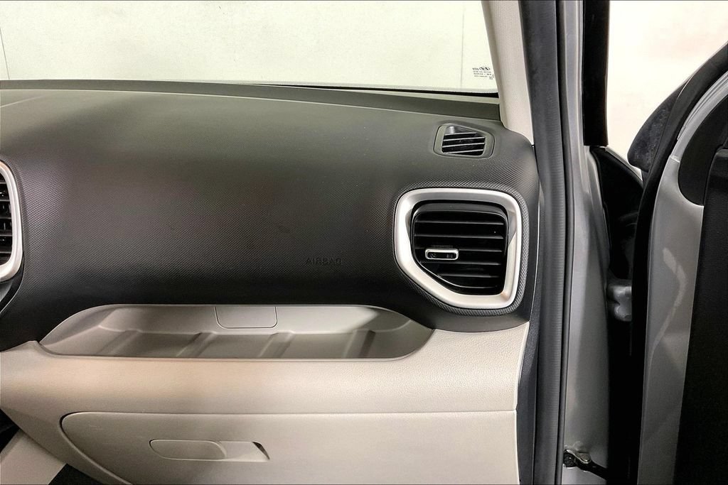 Used 2022 Hyundai Venue SEL FWD image 16