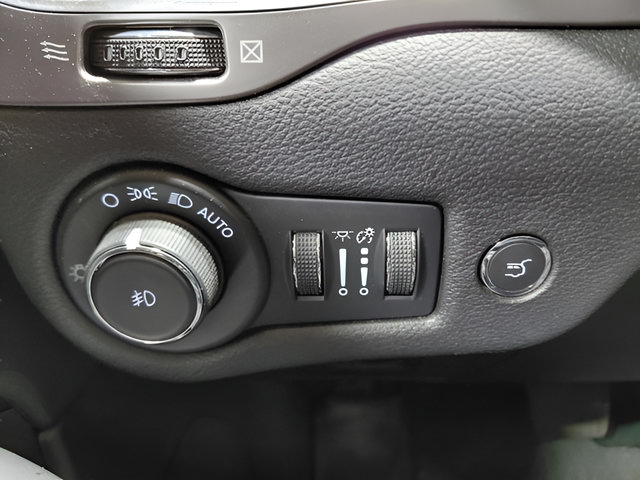 Used 2022 Jeep Cherokee Limited AWD/4WD image 37