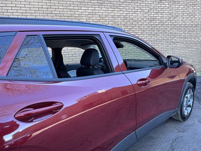 Used 2025 Chevrolet Trax LT w/ LT Convenience Package image 9