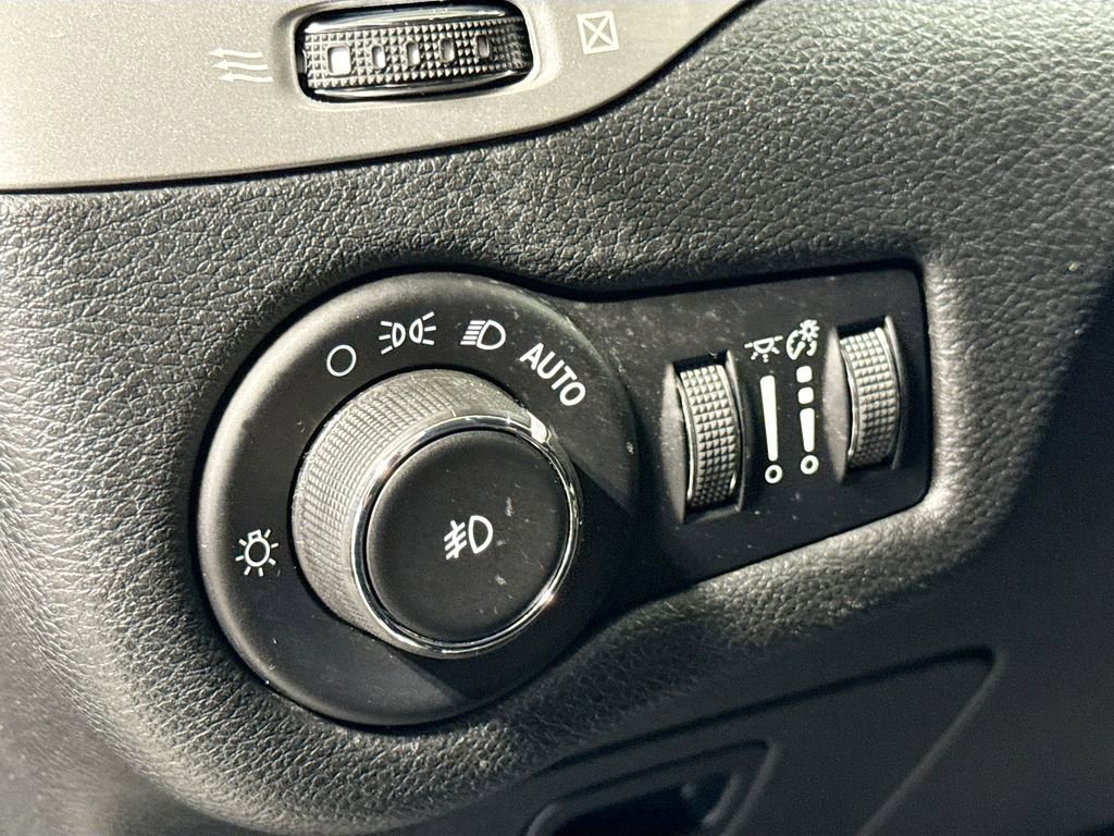 Used 2018 Jeep Cherokee Latitude Plus w/ Cold Weather Group image 28