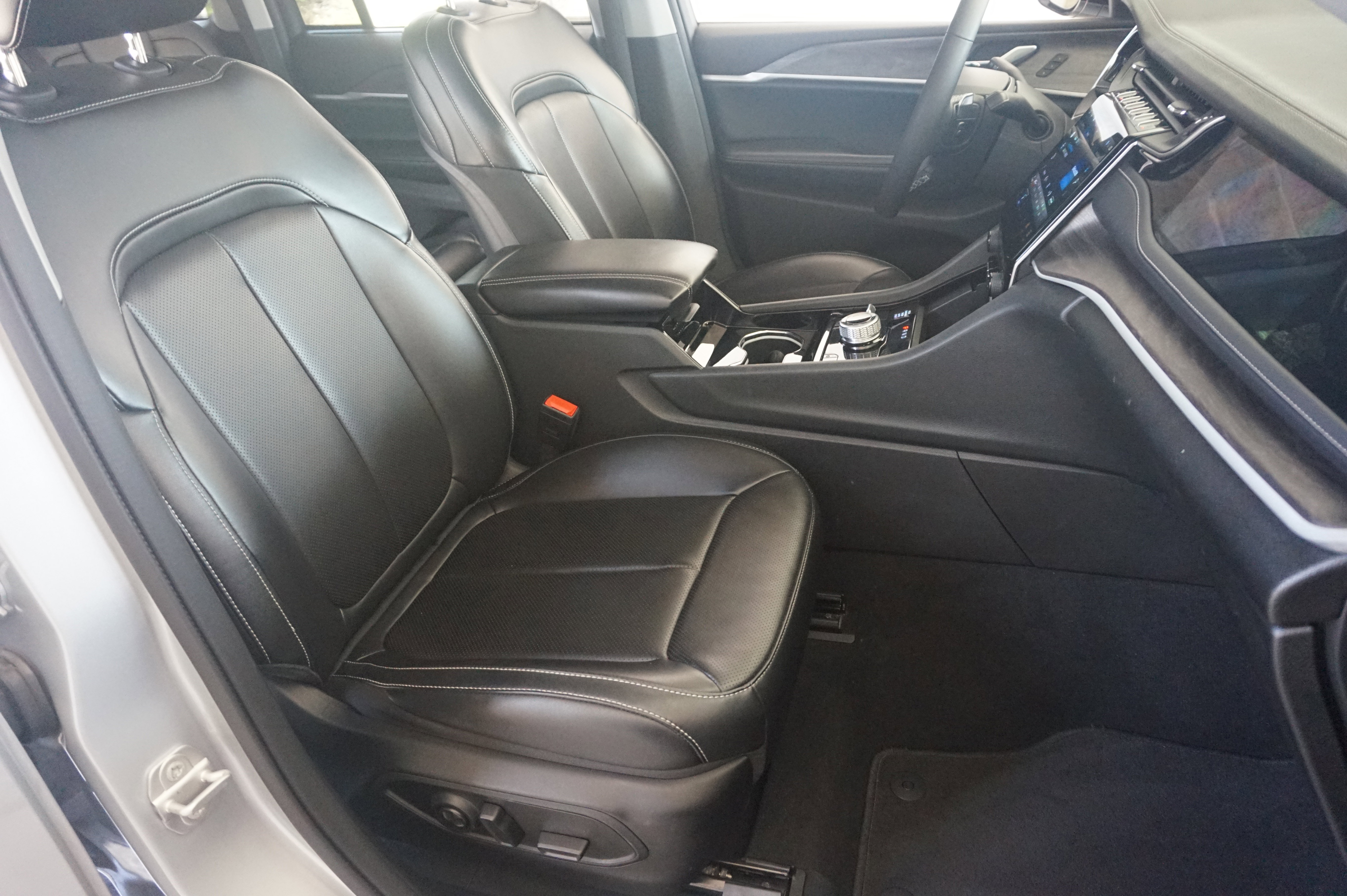 Used 2023 Jeep Grand Cherokee 4WD 4xe w/ Luxury Tech Group II image 23