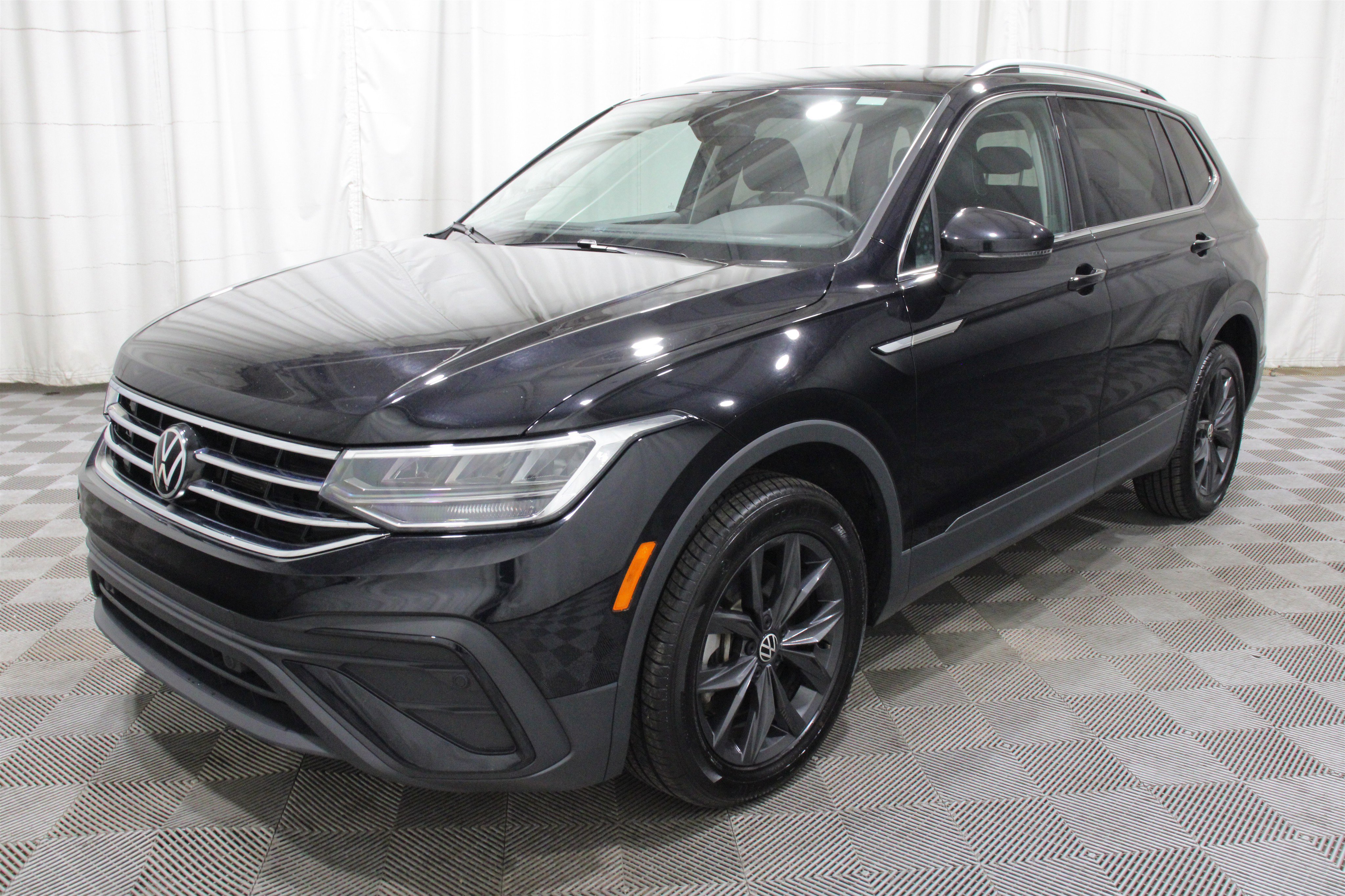 Used 2024 Volkswagen Tiguan SE image 36