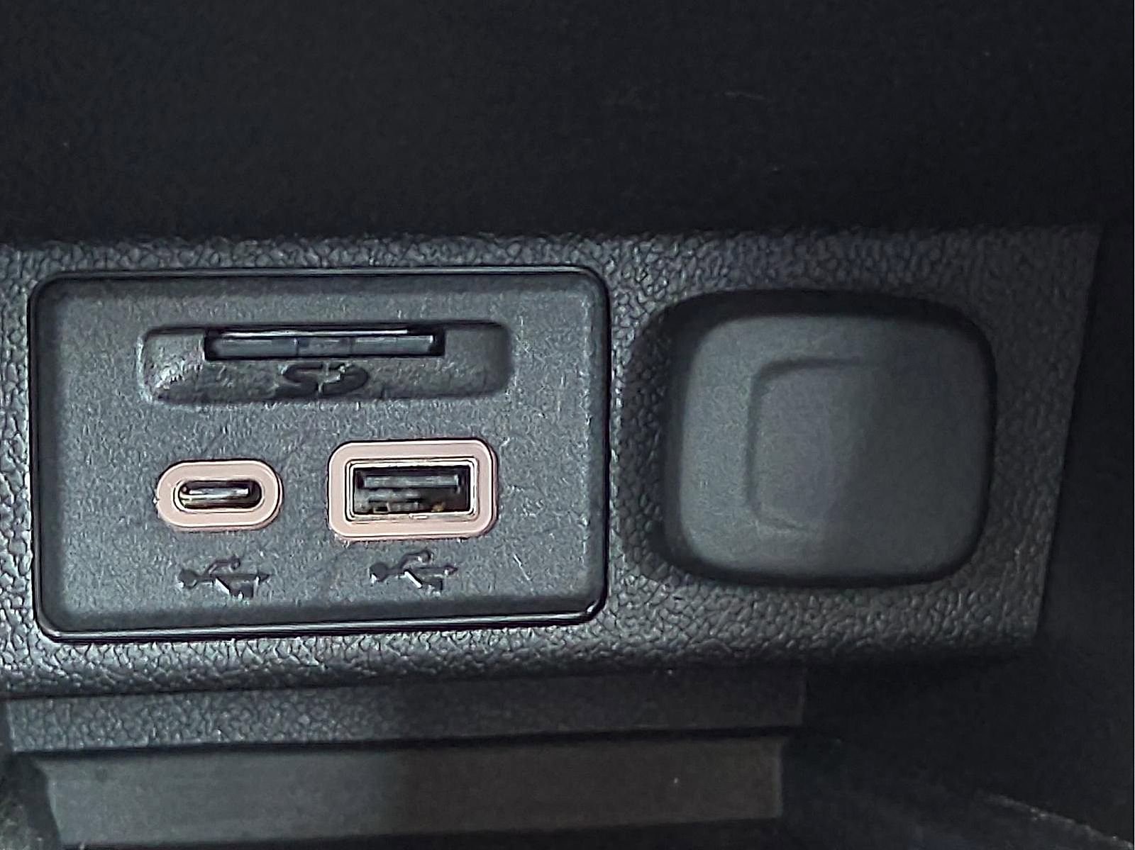 Used 2022 Chevrolet Bolt EUV Premier w/ Sun & Sound Package FWD image 18