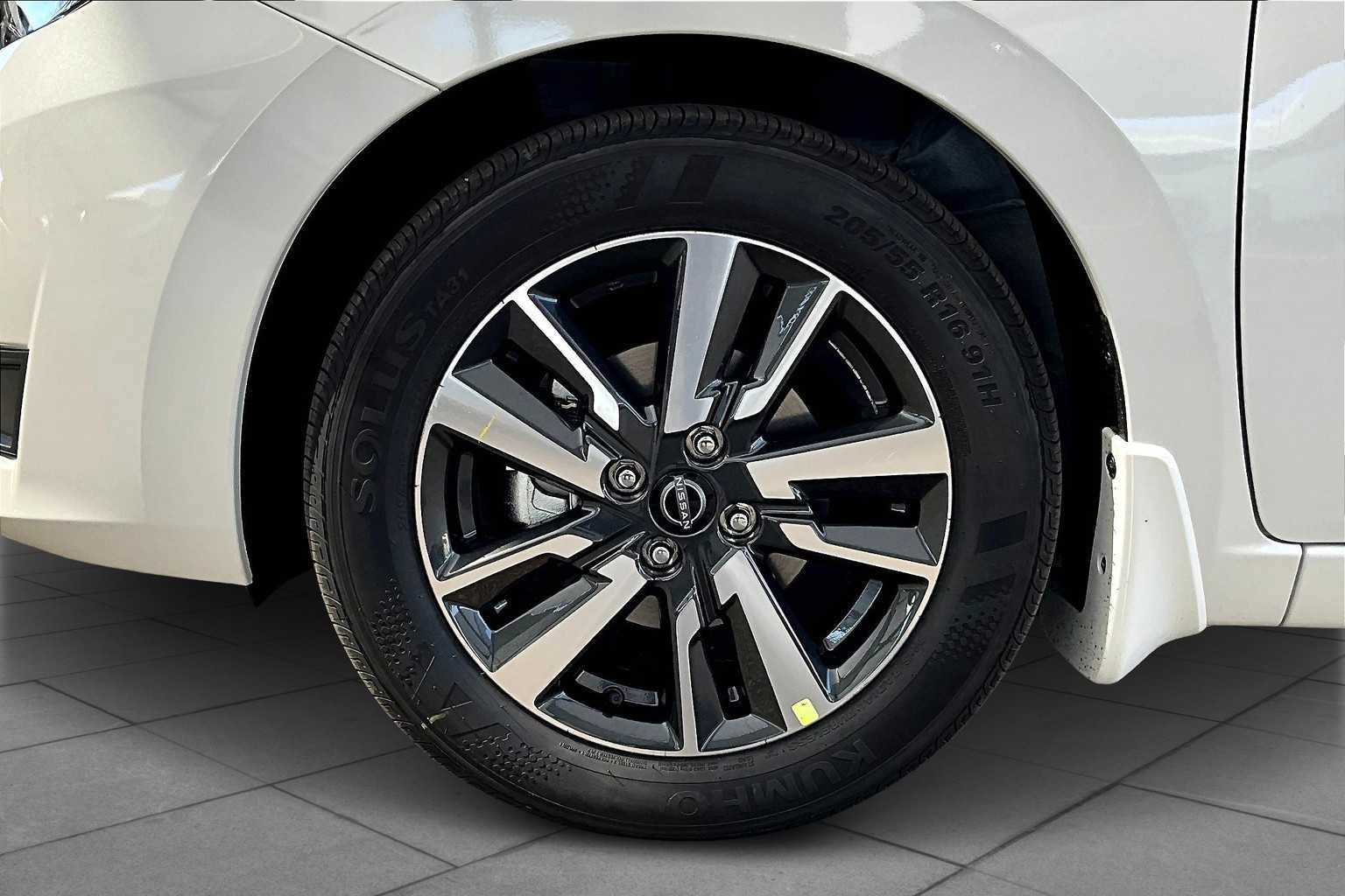 Used 2025 Nissan Versa SV w/ Trunk Package FWD image 9