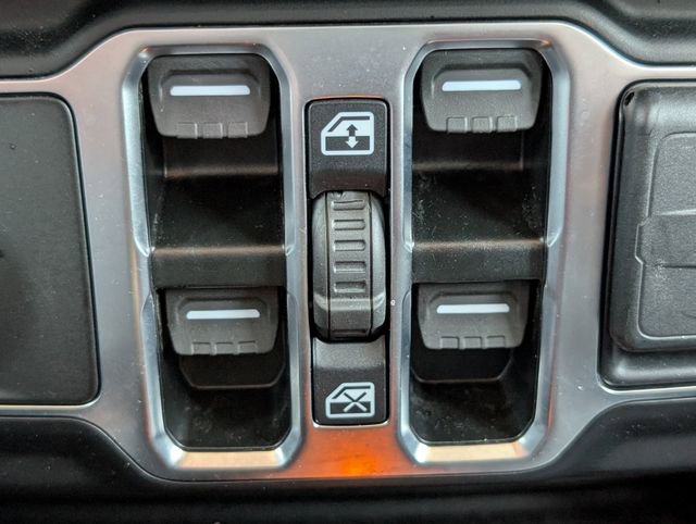 Used 2025 Jeep Wrangler Unlimited Sahara AWD/4WD image 18