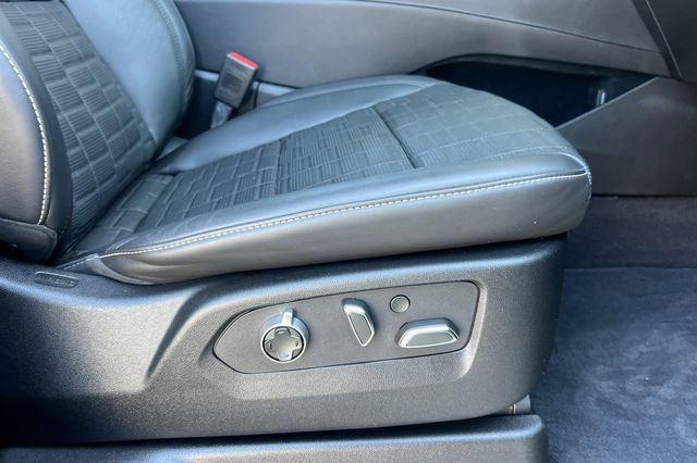 Used 2024 Cadillac Escalade V w/ LPO, ONYX Package image 23
