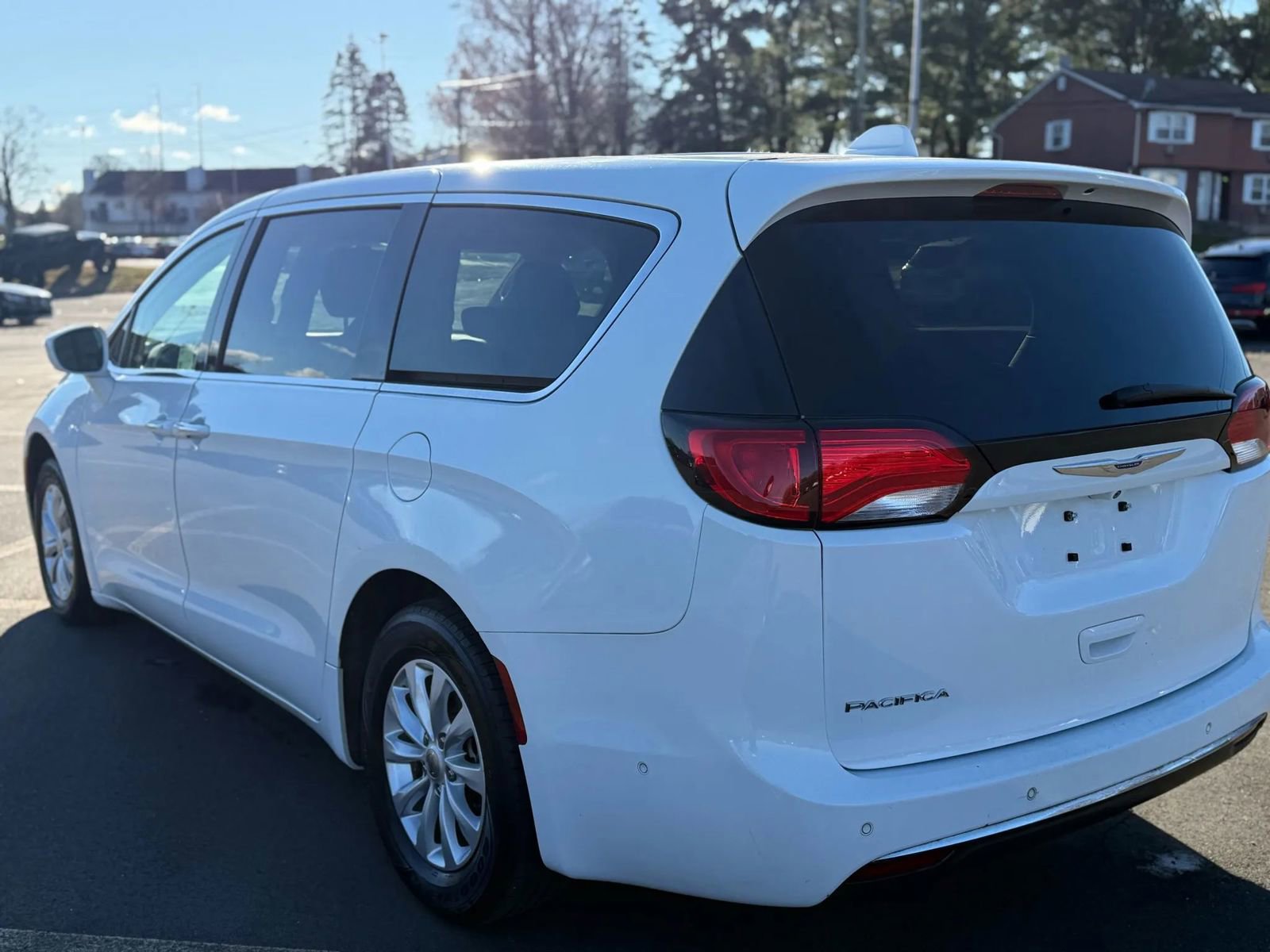Used 2019 Chrysler Pacifica Touring Plus w/ Advanced Safetytec Group image 5